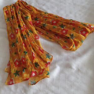 Pretty 1970 cotton and polyester scarf with a floral pattern
